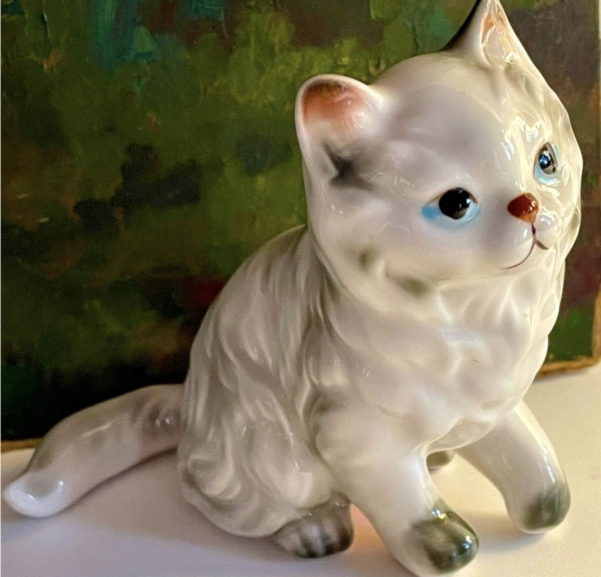 Collectible Persian cat figurine. Excellent condition.