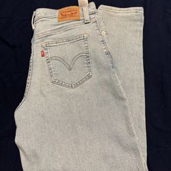 Women’s Levi’s High Wasted Mom Jeans Size 28