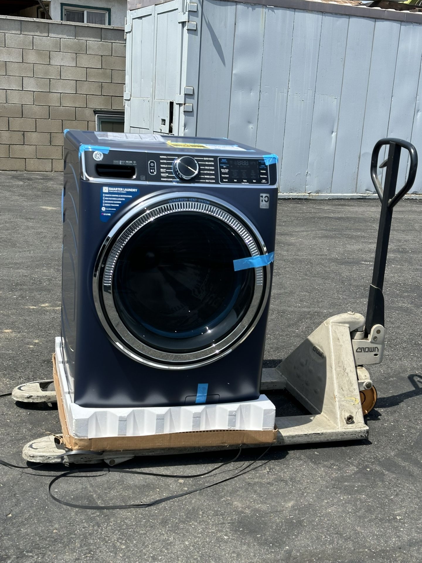 New GE UltraFresh Vent System 5-cu ft Stackable Steam Cycle Smart Front-Load Washer (Sapphire Blue) ENERGY STAR