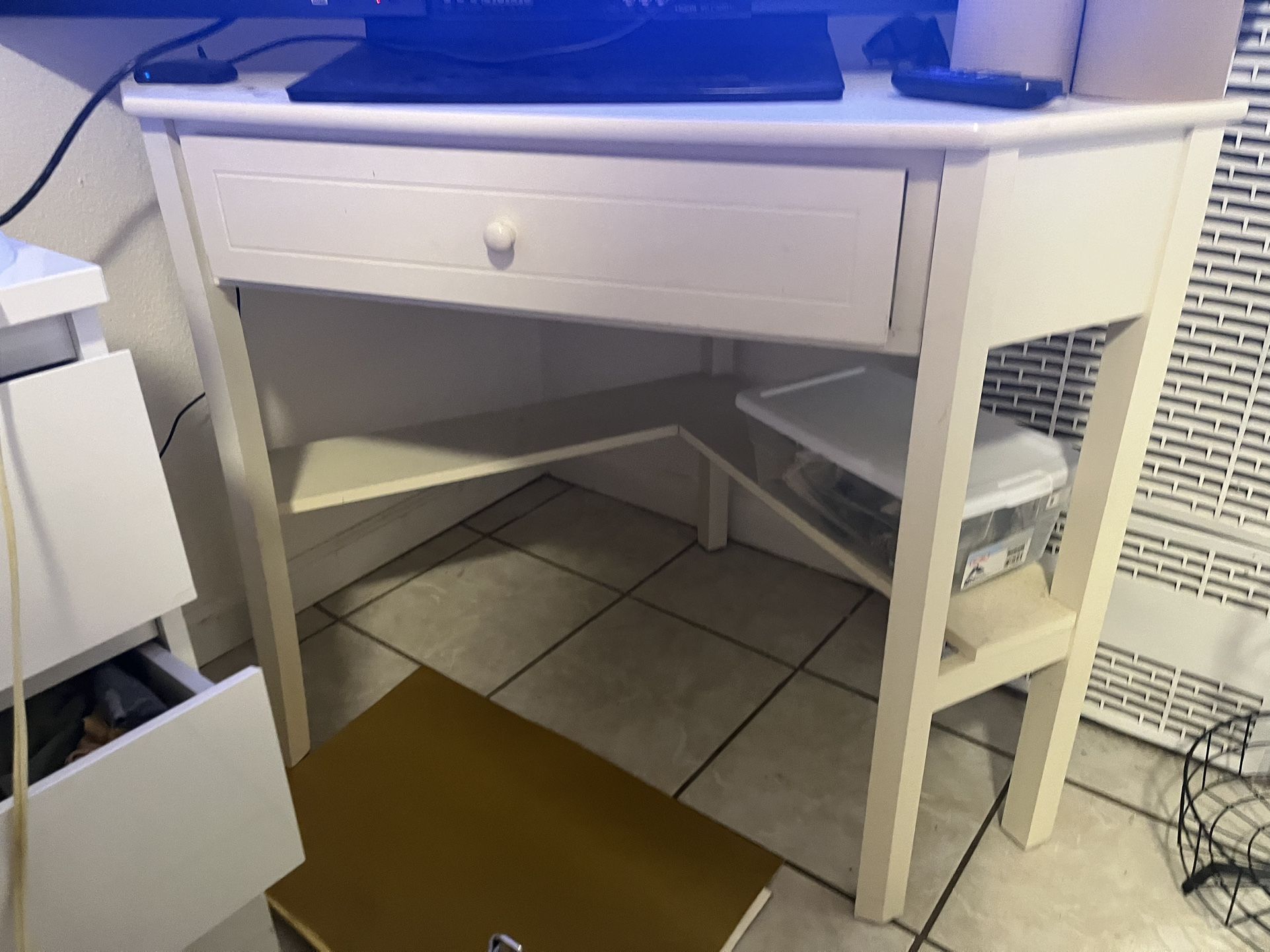 WHITE CORNER DESK