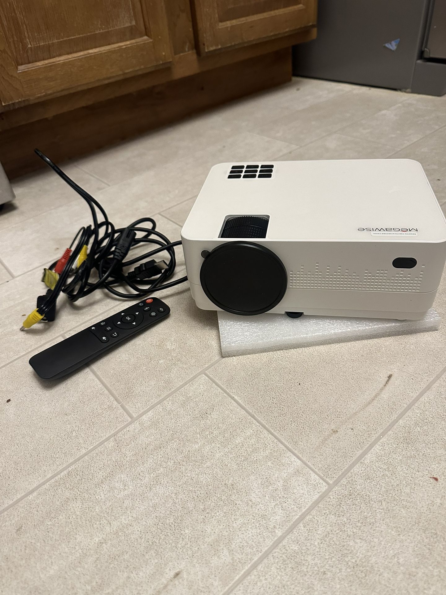 Megawise Mini LCD Video Projector L21