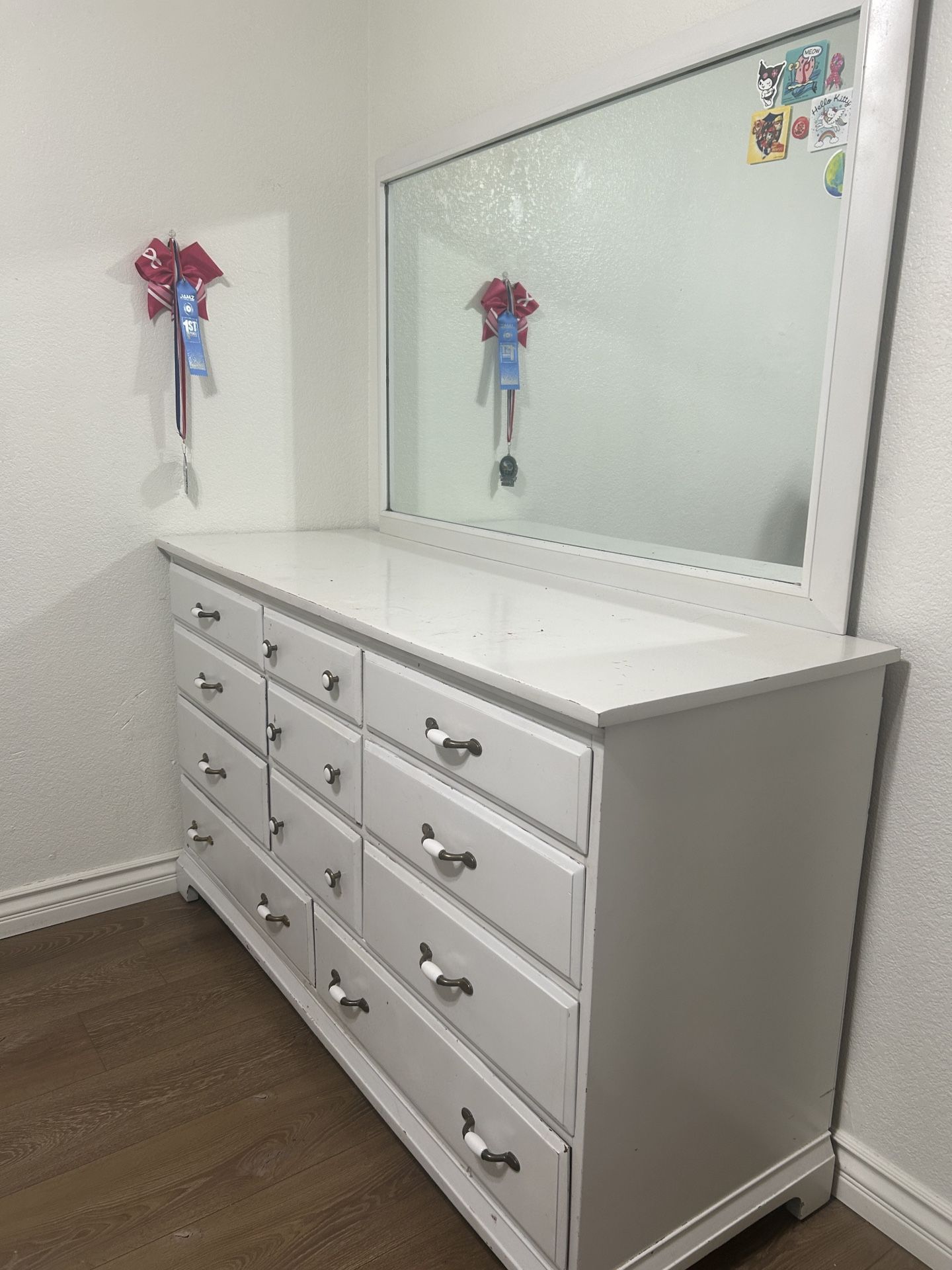 Dresser With Mirror 