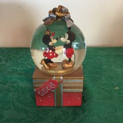 2008 Disney store Mickey and Minnie mouse exclusive snow globe in original box
