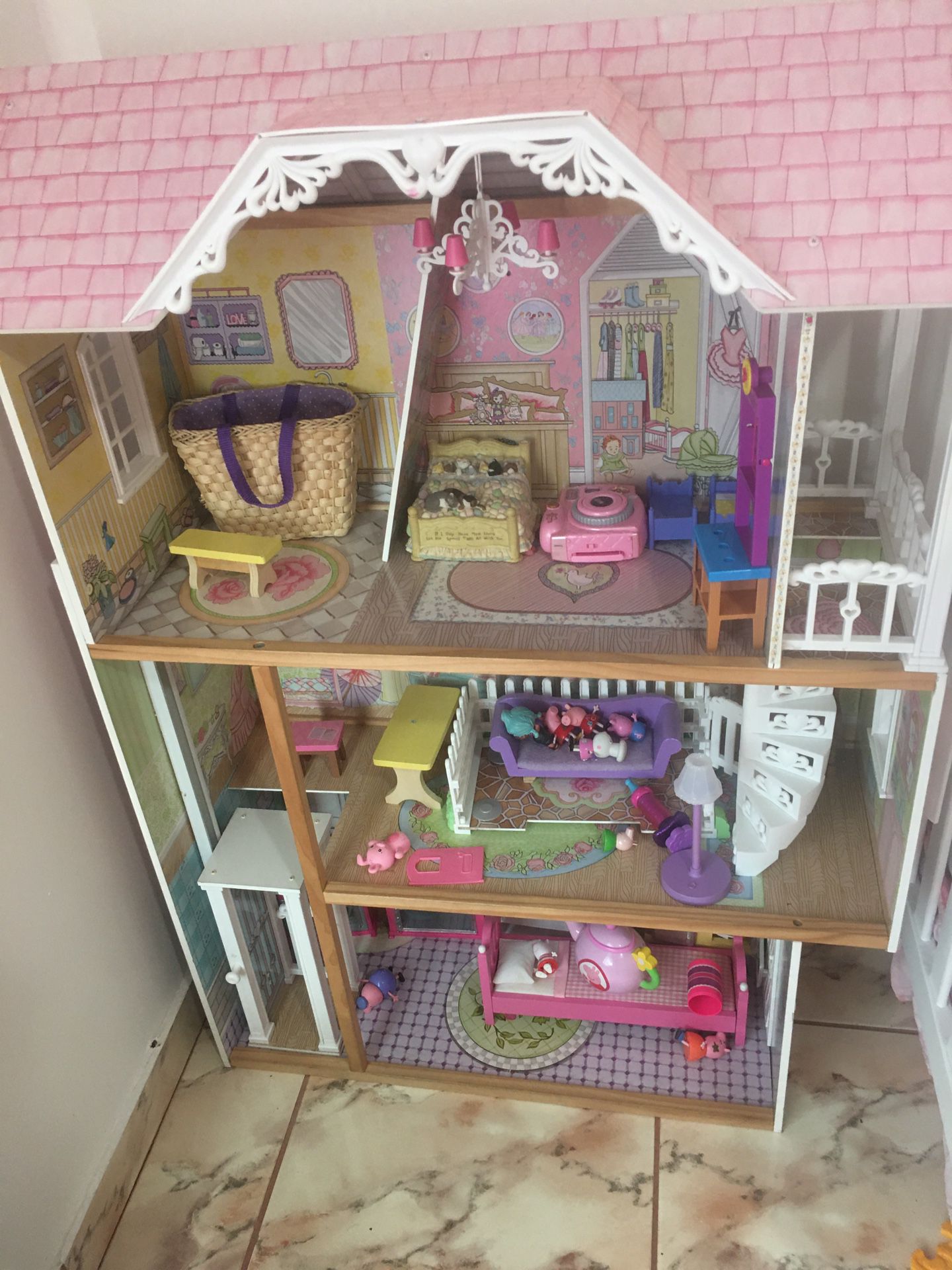 Doll house for toddlers and young girls like new. Toys are not included