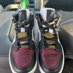 Jordan 1 Mid SE Gold Pendants (Wmns)