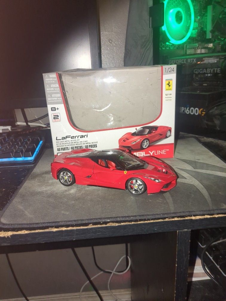 Pre-owned ASSEMBLYLINE LaFerrari model car. Comes fully built in original box (Original box is slightly worn)