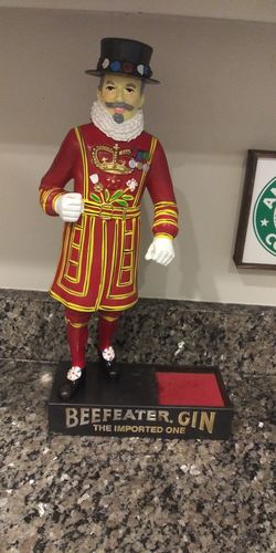 VINTAGE BEEFEATER GIN GUARD BAR BOTTLE D VINTAGE BEEFEATER GIN GUARD BAR BOTTLE DISPLAY 17"