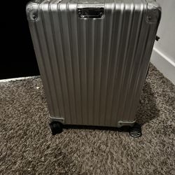 Rimowa XL  Carry On 