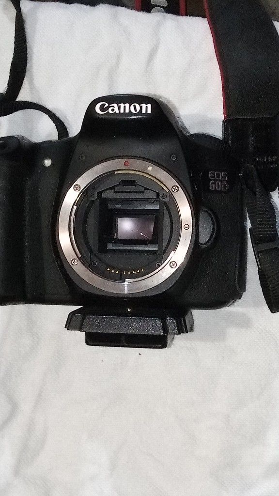 Like New Cannon EOS 60D Body With A EFS 18-135MM LENS