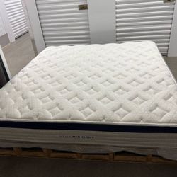 Helix Midnight California King Mattress - LIKE NEW