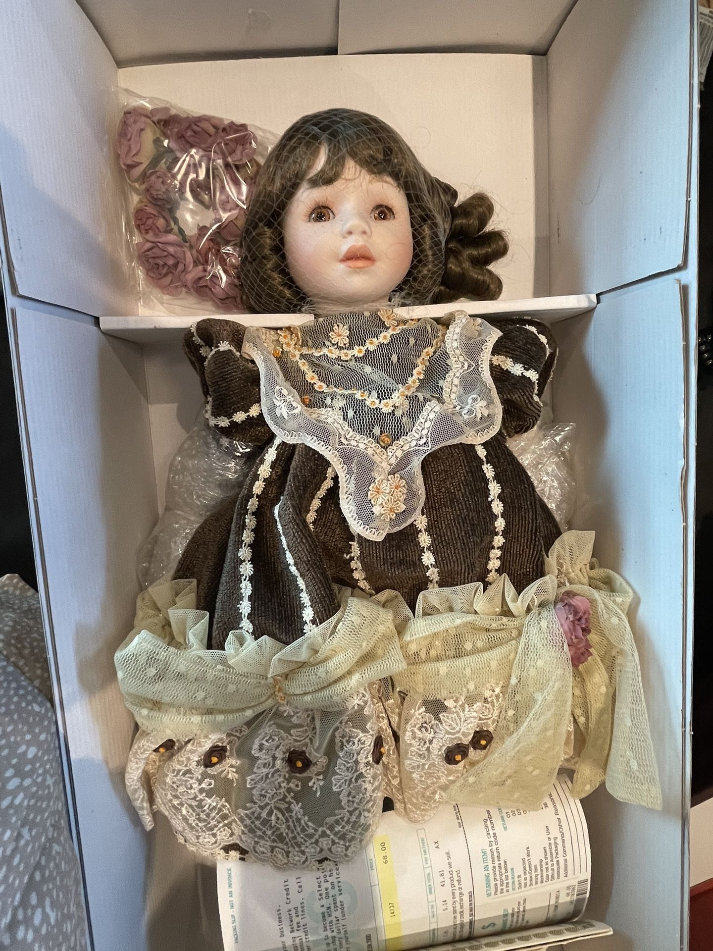 Porcelain Doll Collection Mundia