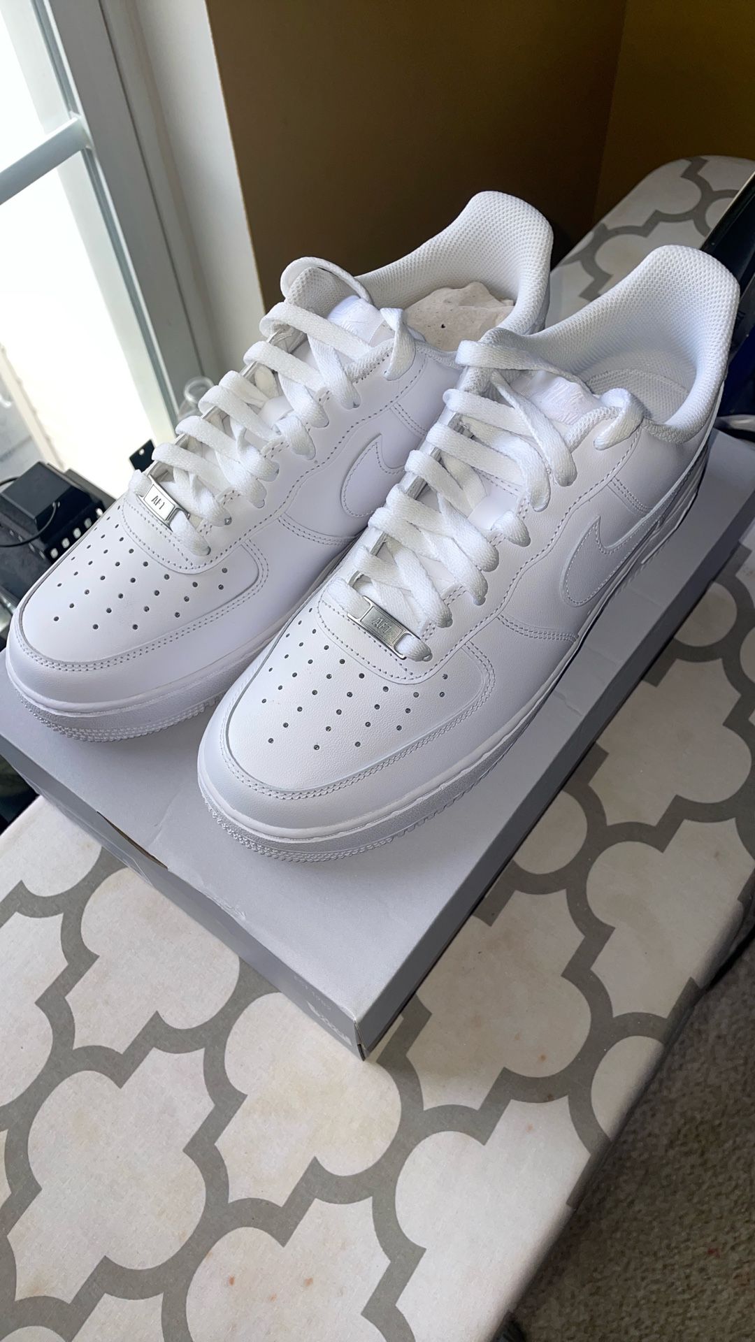 Nike AIR Force 1 (White) Size 9.5