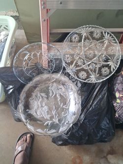 3 crystal platters, one with the little angels, is 14 inches wide, 113 inches and 112. They're all in perfect condition. No scratches, like brand new,