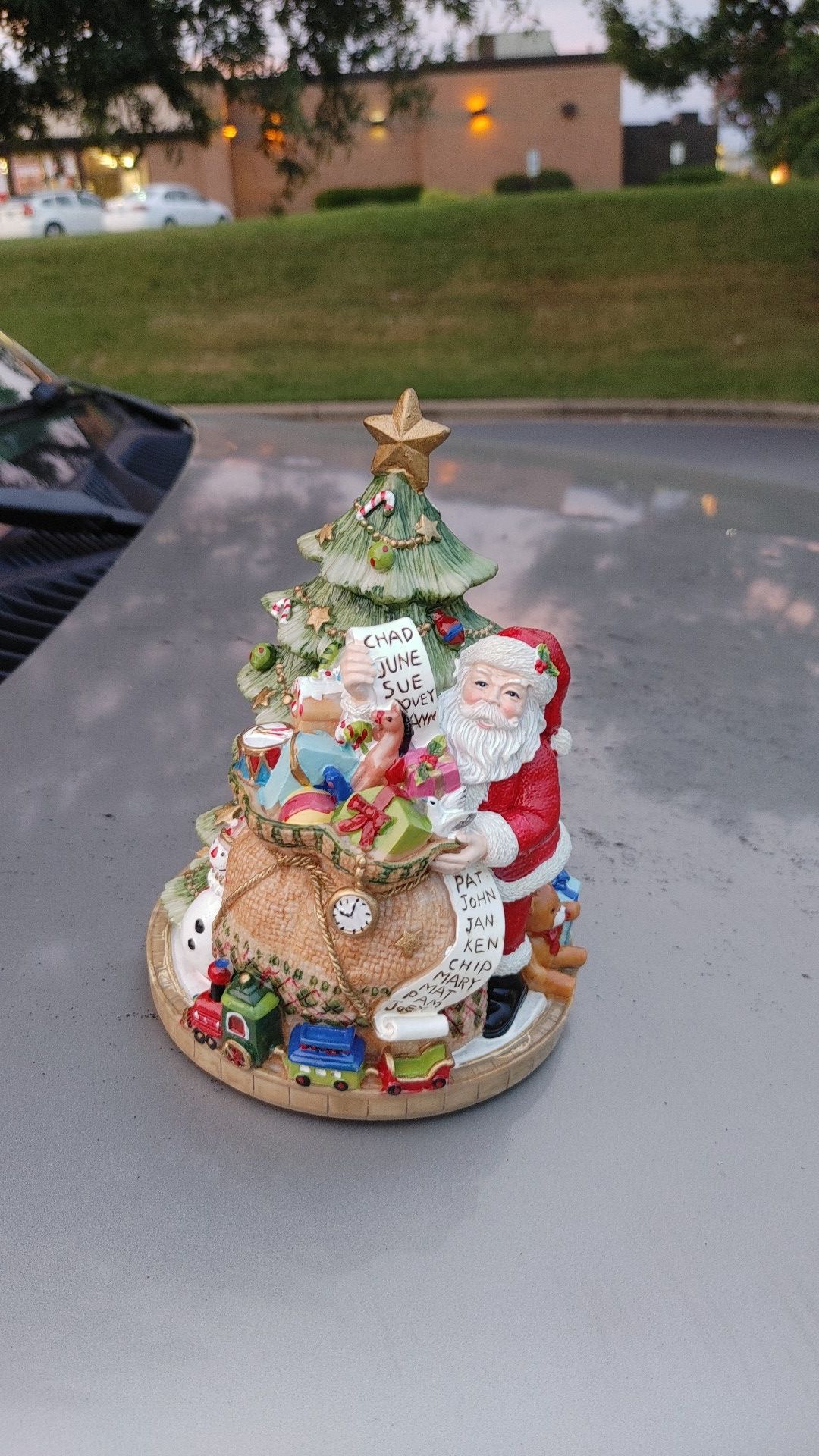 FITZ & FLOYD CHRISTMAS TREE WITH SANTA. MUSIC BOX