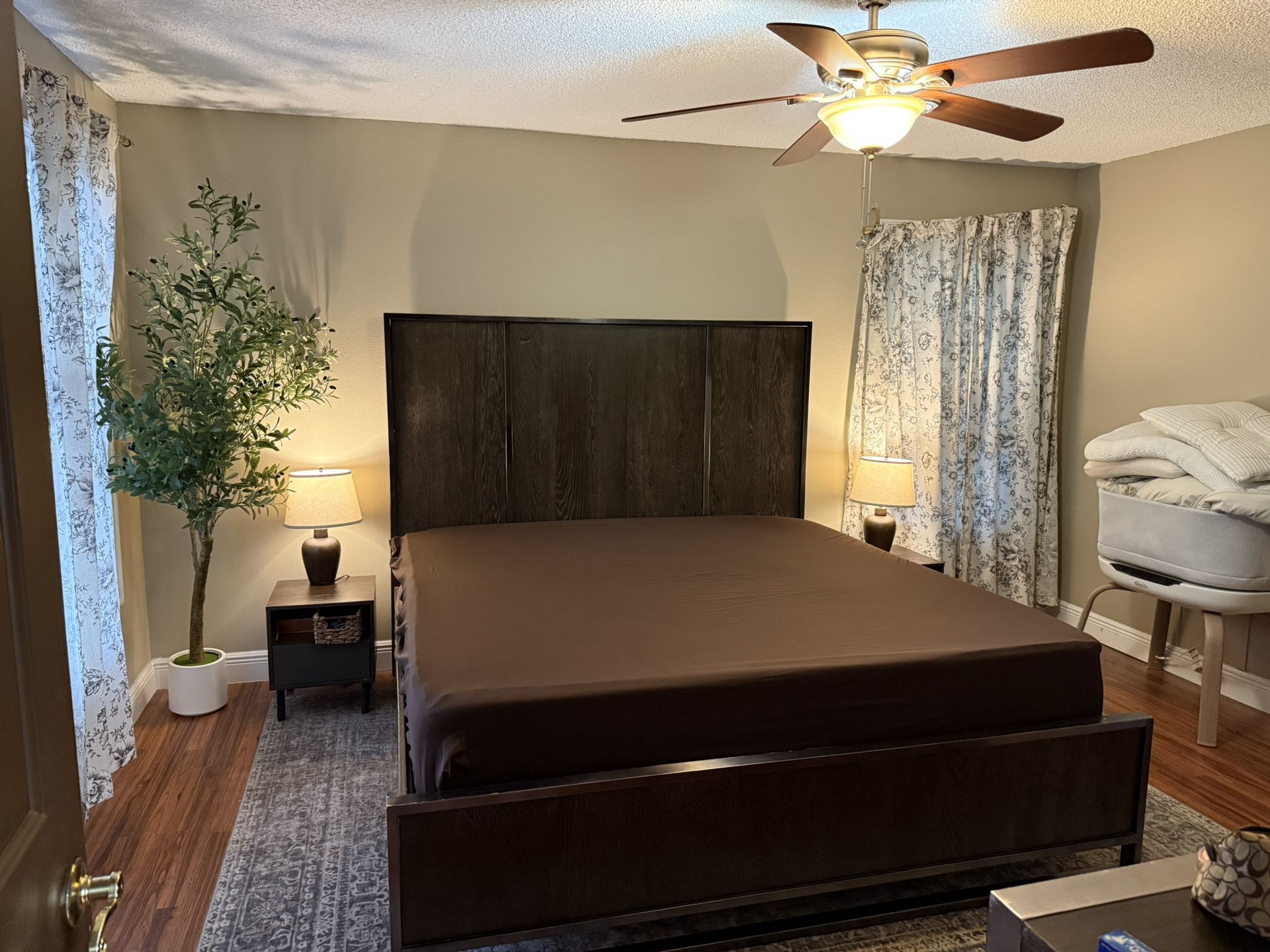 CITY FURNITURE KING BED HEAD FRAME & DRESSER SET