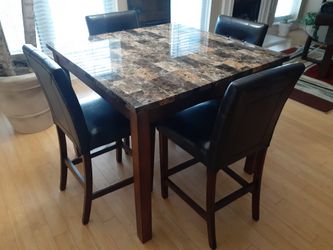 Nice beautiful table like new!!