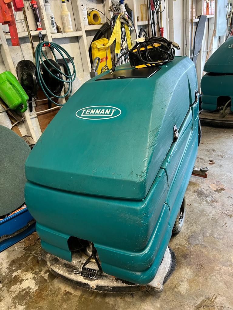 Tennant 5680 Self Drive Floor Scrubber 28”