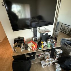 Tv Stand And TV VIZIO 32” 