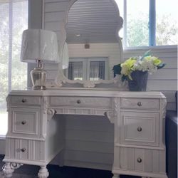 Gorgeous Solid Wood Makeup Vanity With Mirror 