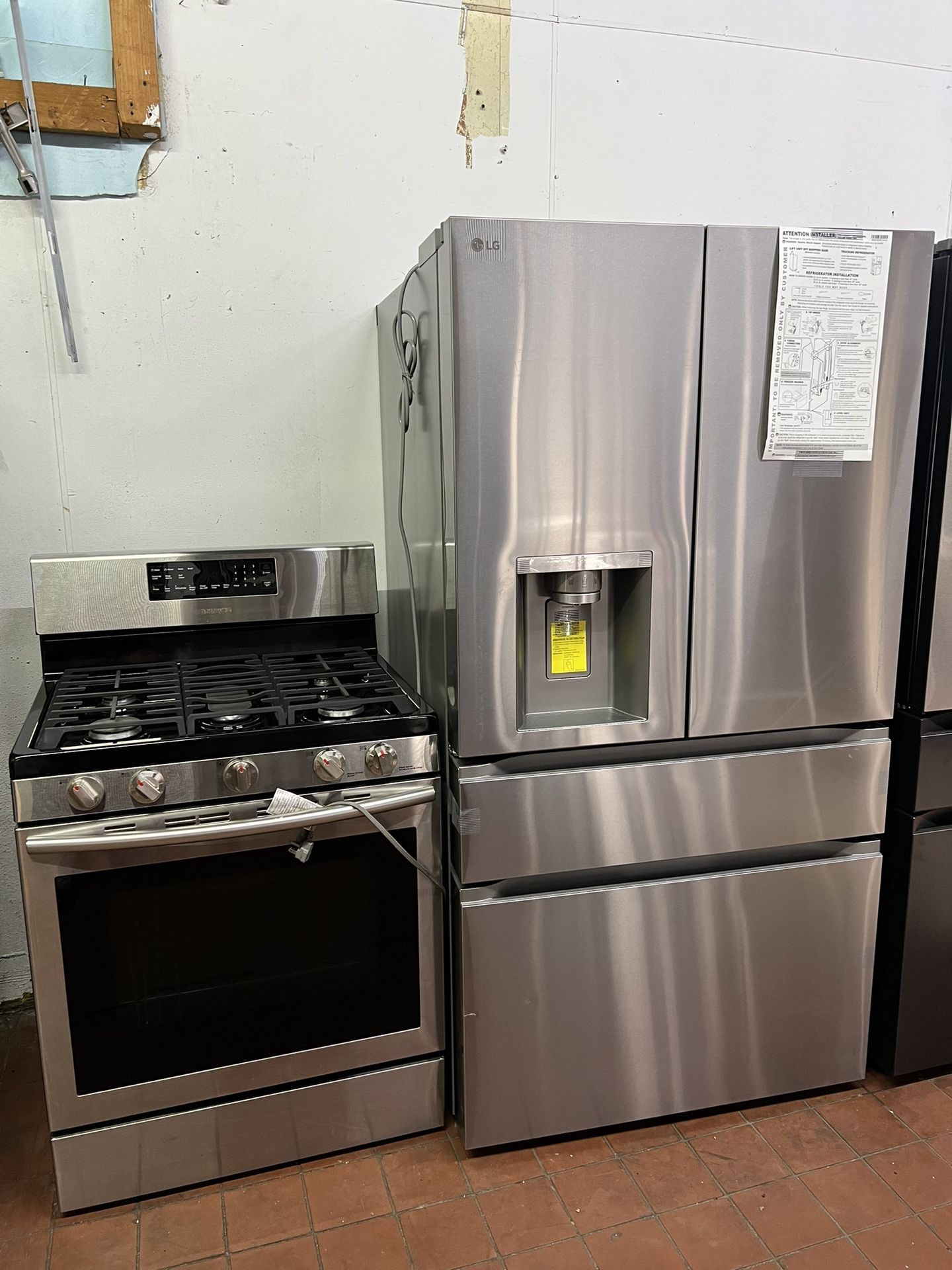 4-Door French Door Refrigerator and gas range/nevera cuatro puertas y estufa de gas stainless steel