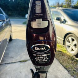 Shark HV322 Rocket Pet Plus - Aspiradora de palo con cable con luces LED frontales, depósito de polvo XL, ligera, perfecta para recoger pelo de mascot