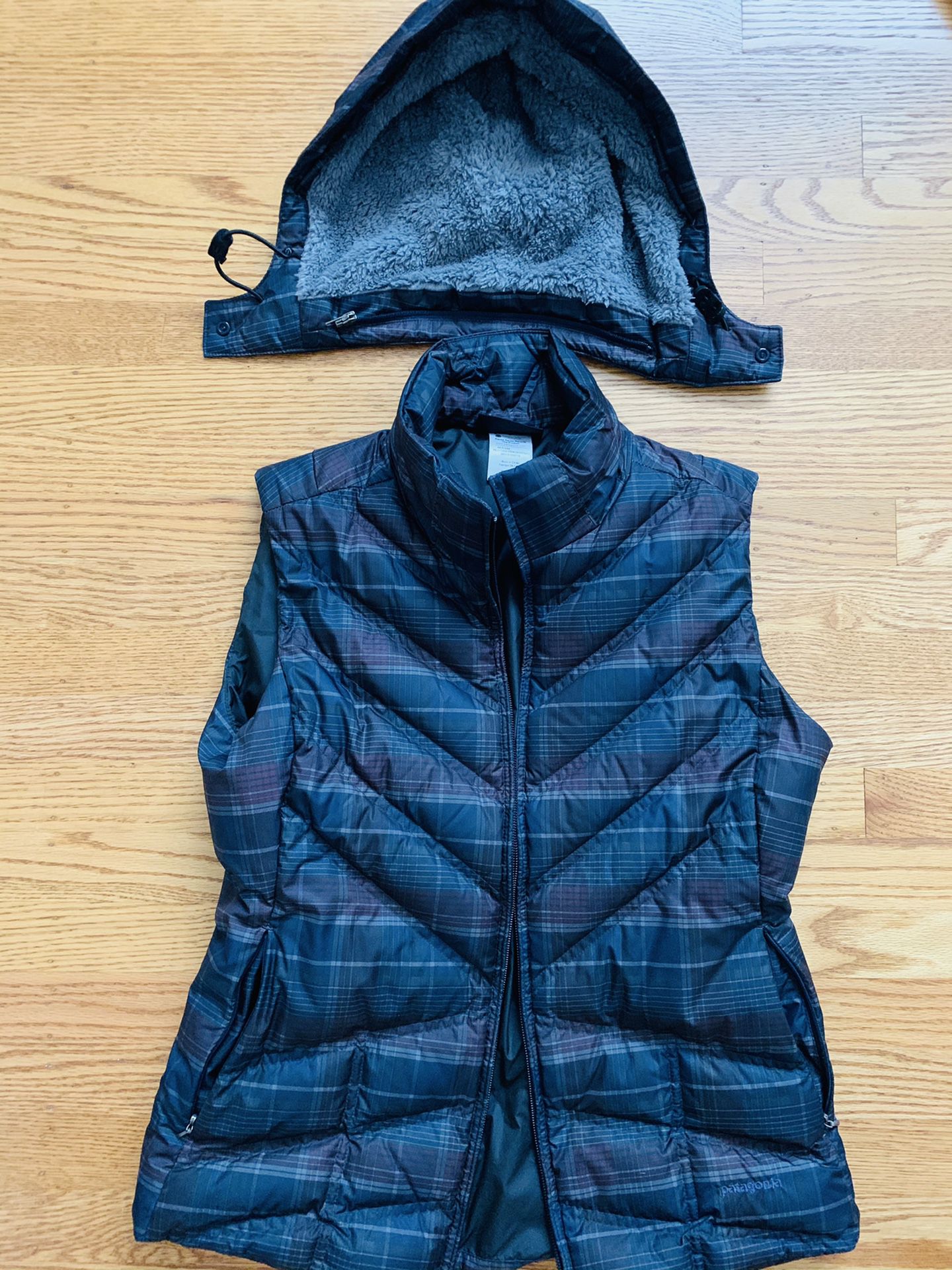 Used Women’s Medium Patagonia Down/Polyester Vest, removable hood