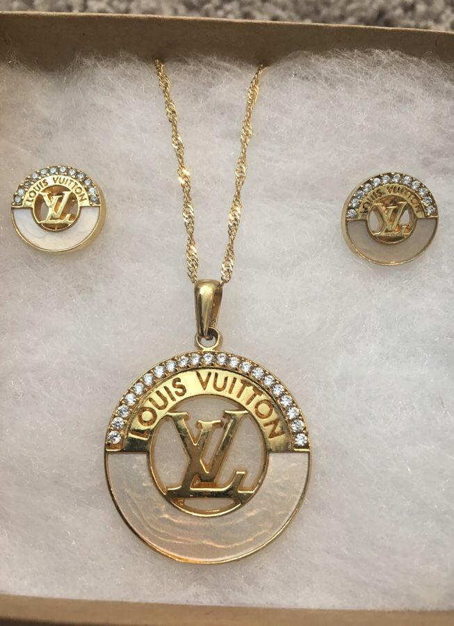 No requieren de perforaciones: Los pendientes para auriculares con  monograma de oro de Louis Vuitton de $350 son una decepción - Mega Ricos