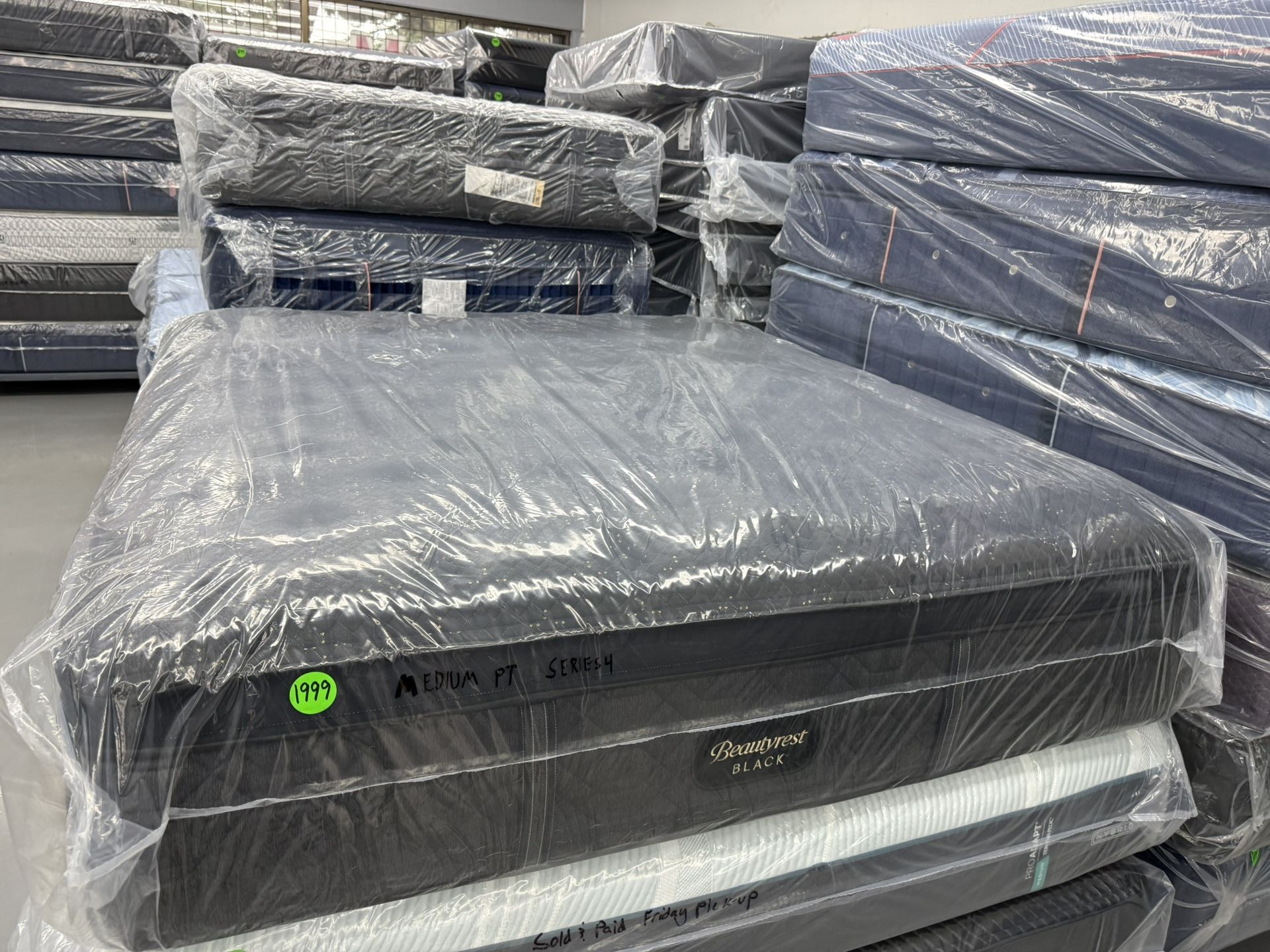 KING SIZE SIMMONS BEAUTYREST BLACK SERIES 4 (MEDIUM) PILLOW TOP MATTRESS & BOX SPRINGS BED SET