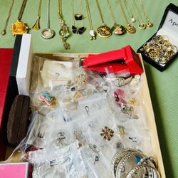 Almost Or Over 200 Pieces Of Jewelry-necklaces,rings, Earrings, Pendants 