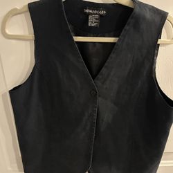 Women's black vest medium 