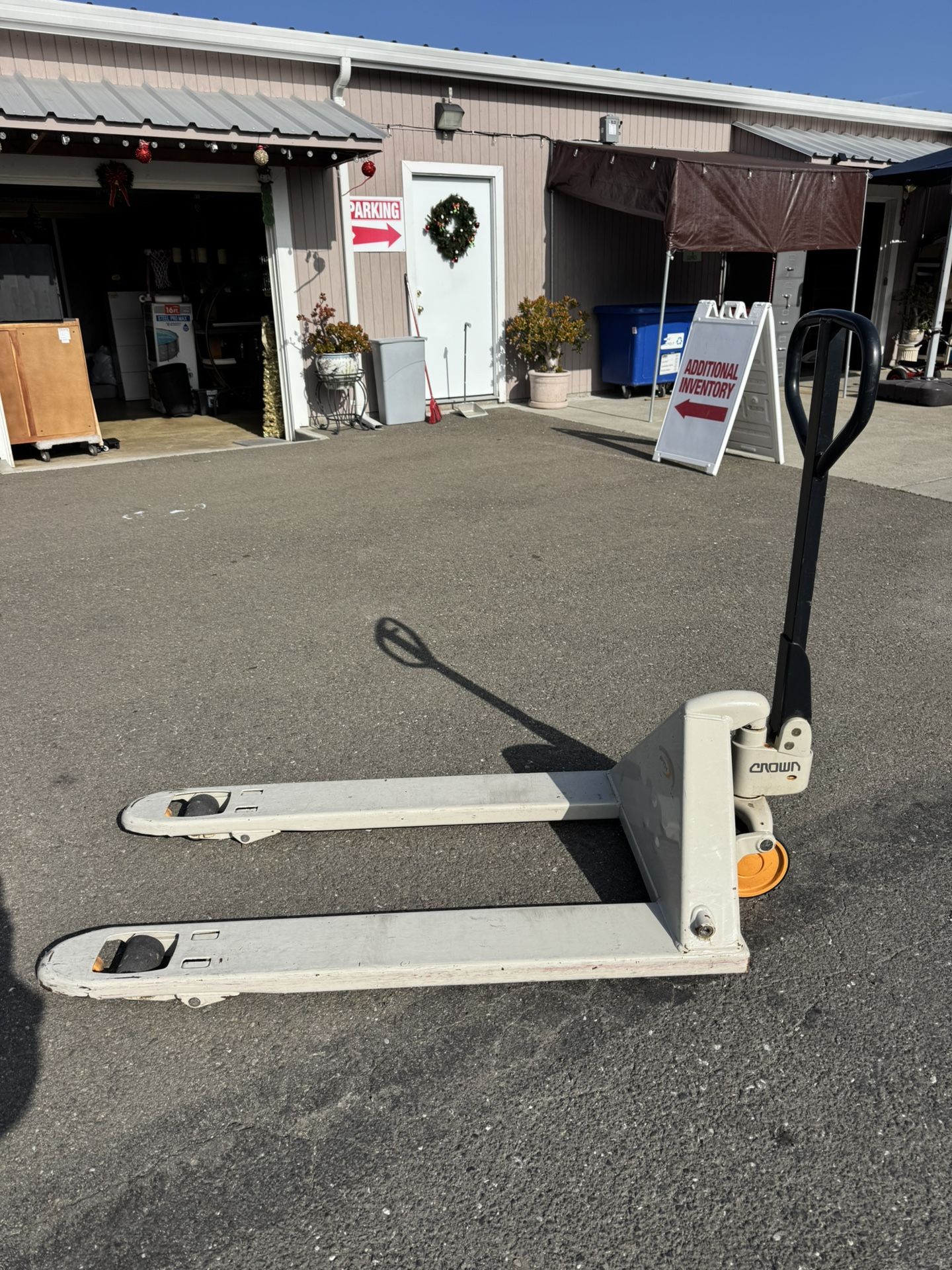 Fairly New Crown Pallet Jack (It Won’t Lift)