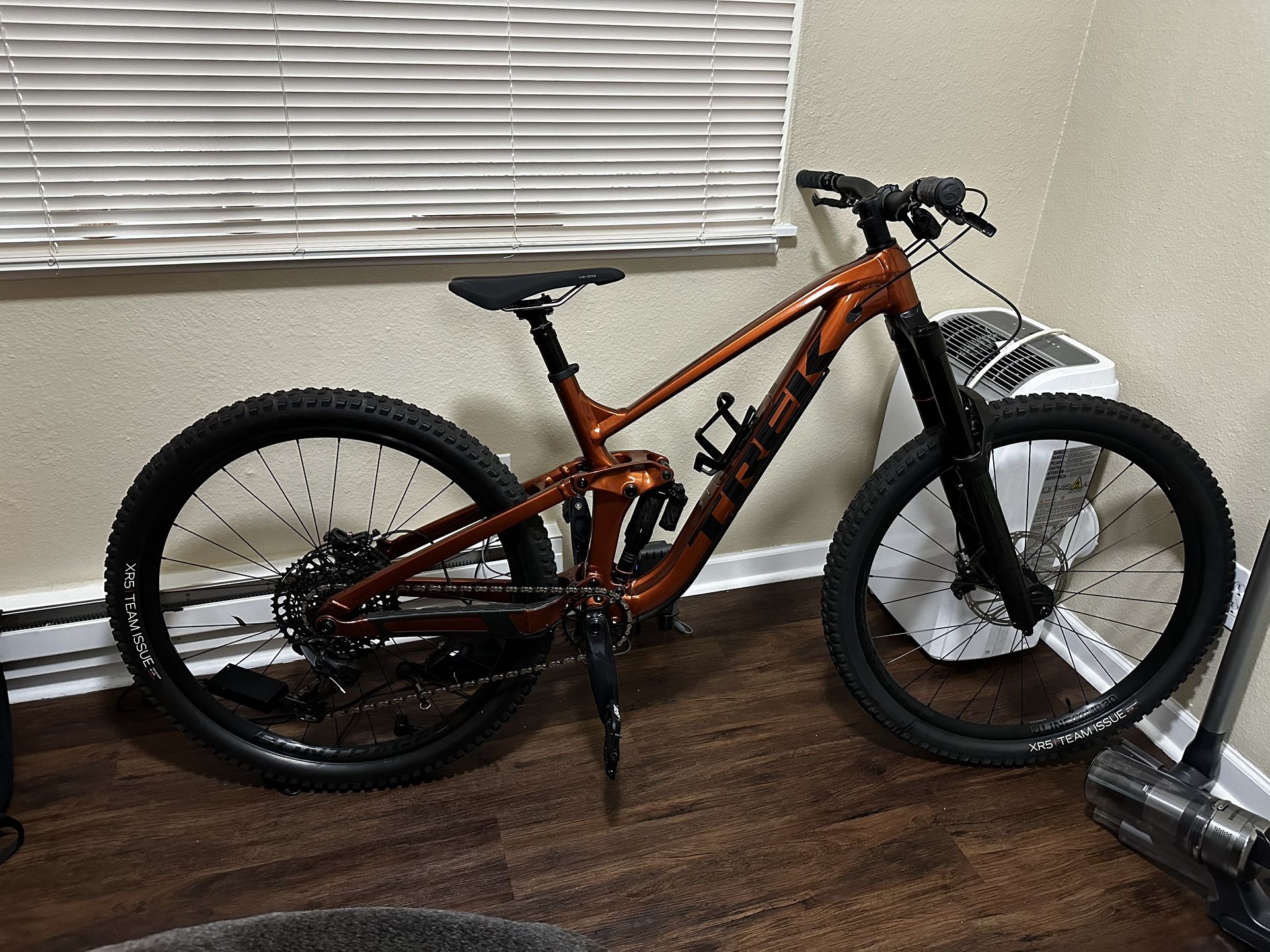 Trek Slash 8 Med/large Mountain Bike Never Used 29er M/L Penny Flake 2023