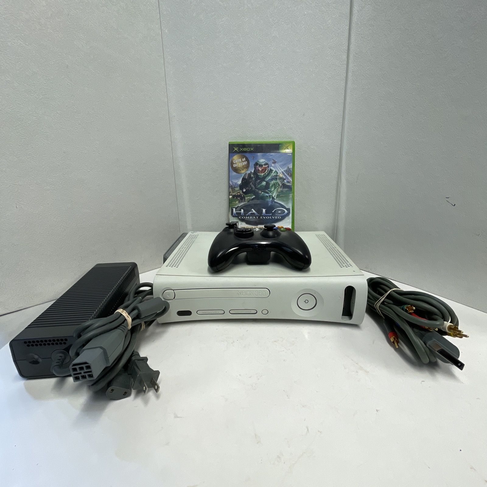 Microsoft Xbox 360 White Video Game Console Original Halo / Controller Bundle