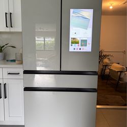 Samsung Smart French Door Refrigerator 2022 w/ Screen