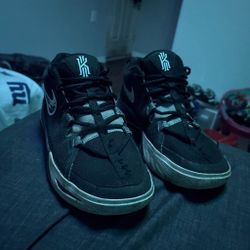 Size 5.5 black and white I forgot the brand
