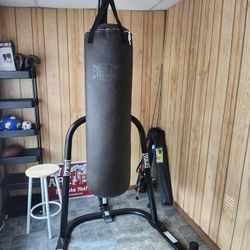 Never Used Vintage Style Everlast Punching Bag With Stand 