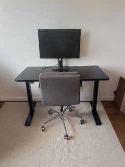 Motorized standing desk