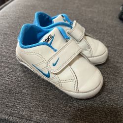 Baby Nike Crib Sneakers (size 4C)