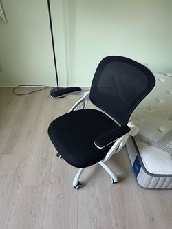 Ergonomic desk chair