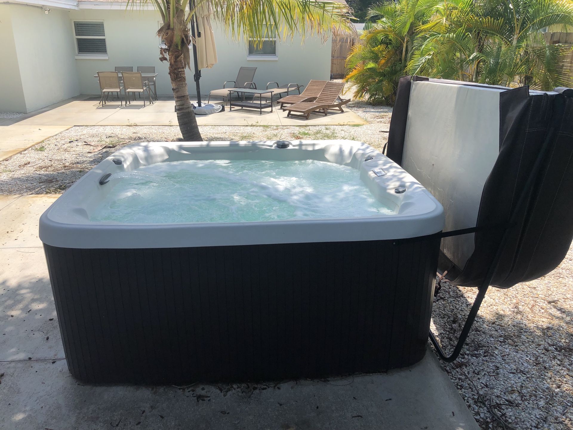 Beautiful Hot Tub in Perfect Conditions with LED and waterfall