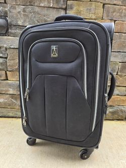 Travelpro TourLite 21" Expandable Spinner Carry-on Black