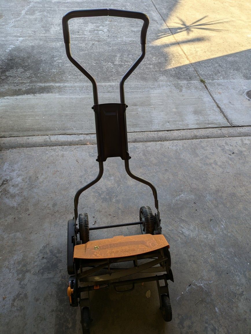 Fiskars Mower