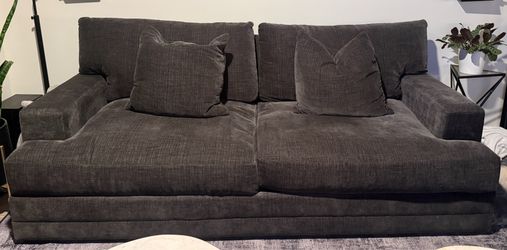 Havertys sofa 2 years old