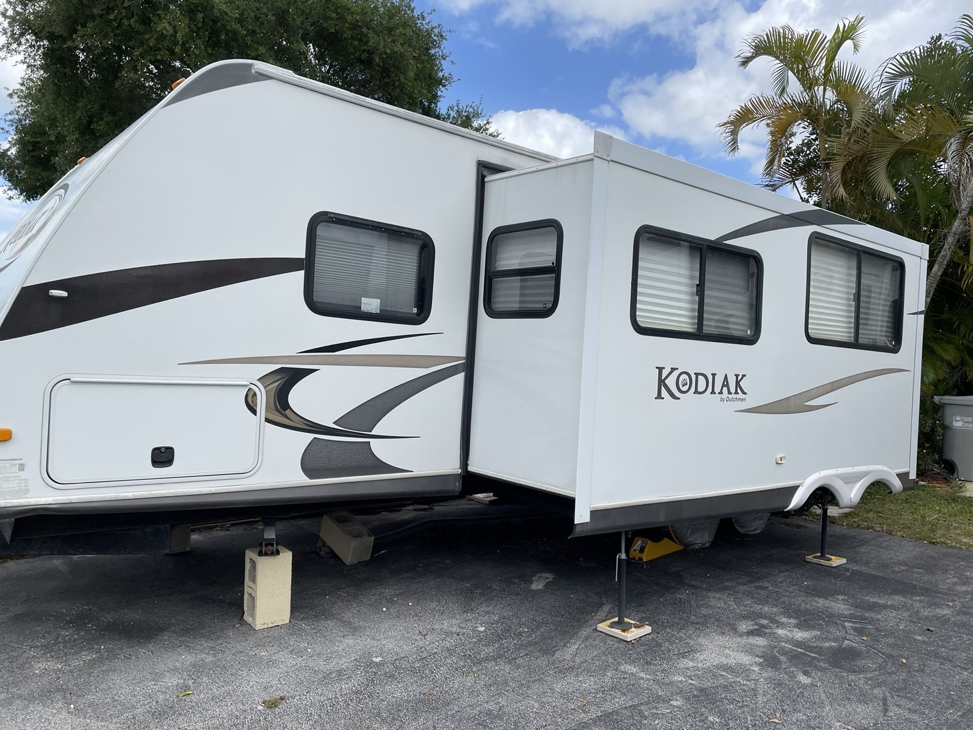 29’ Kodiak Dutchman Travel Trailer 