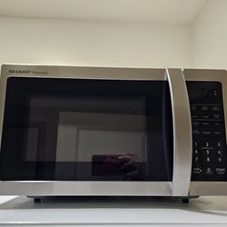 Sharp 0.9-cu ft Small 900-Watt Countertop Microwave (Stainless Steel)