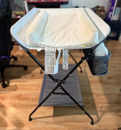 Foldable diaper changing table