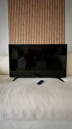40” Hisense Flat Screen smart TV with Roku Remote