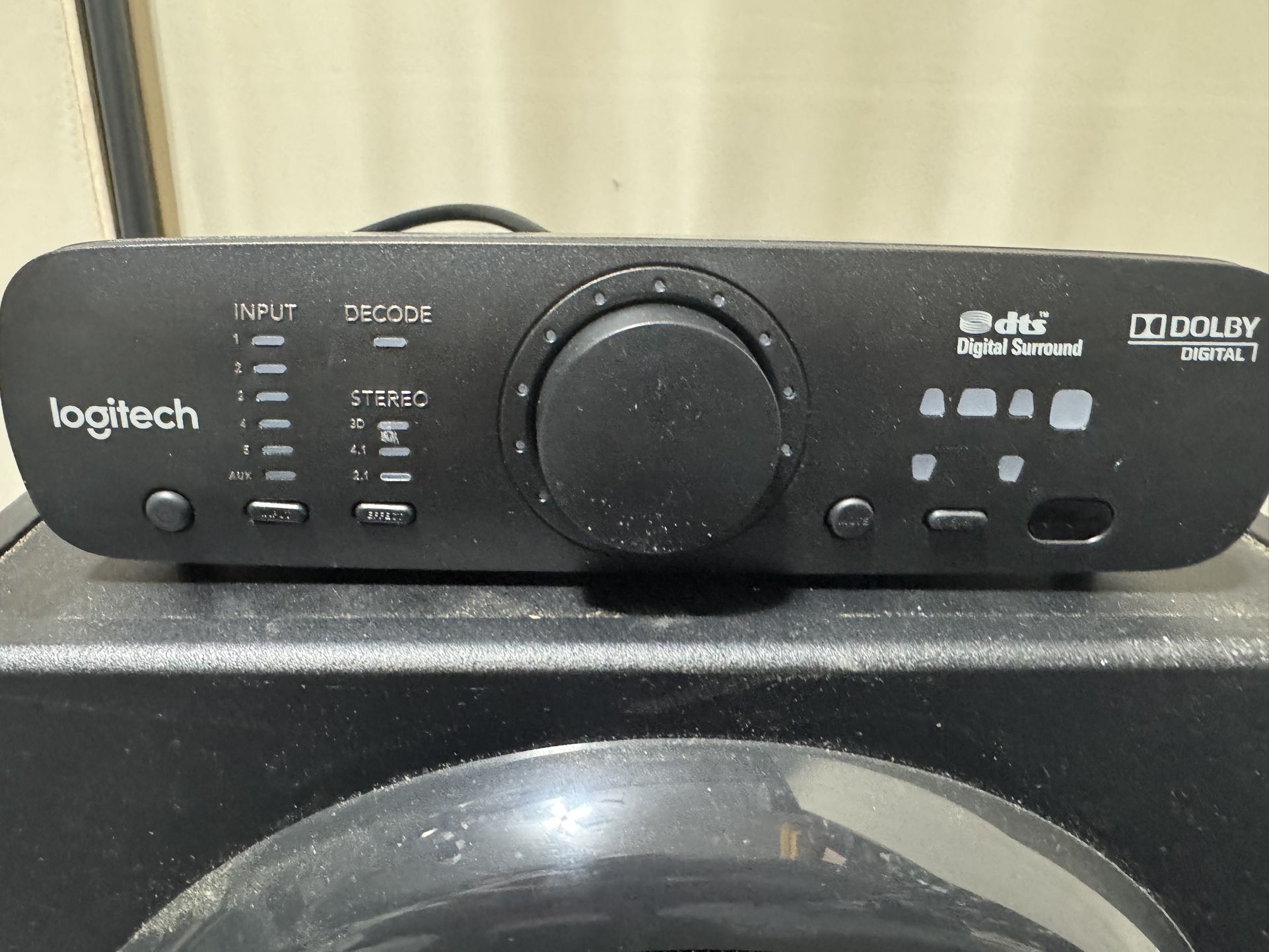 Logitech Z906 Surround Sound THX Certified Home Theater