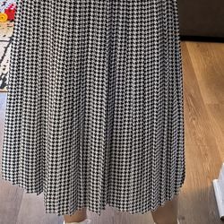 pleated skirt