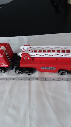 1988 REMCO TOYS INC. NEW YORK, N.Y HOOK AND LADDER. missing ladders on side. Made in China. Metal cab, heavy plastic trailer